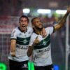 De Pena e Gustavo Coutinho comemoram gol do Coritiba contra o CRB
