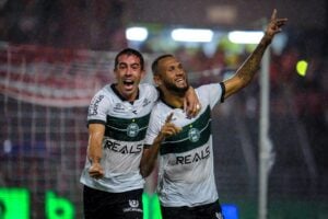 De Pena e Gustavo Coutinho comemoram gol do Coritiba contra o CRB