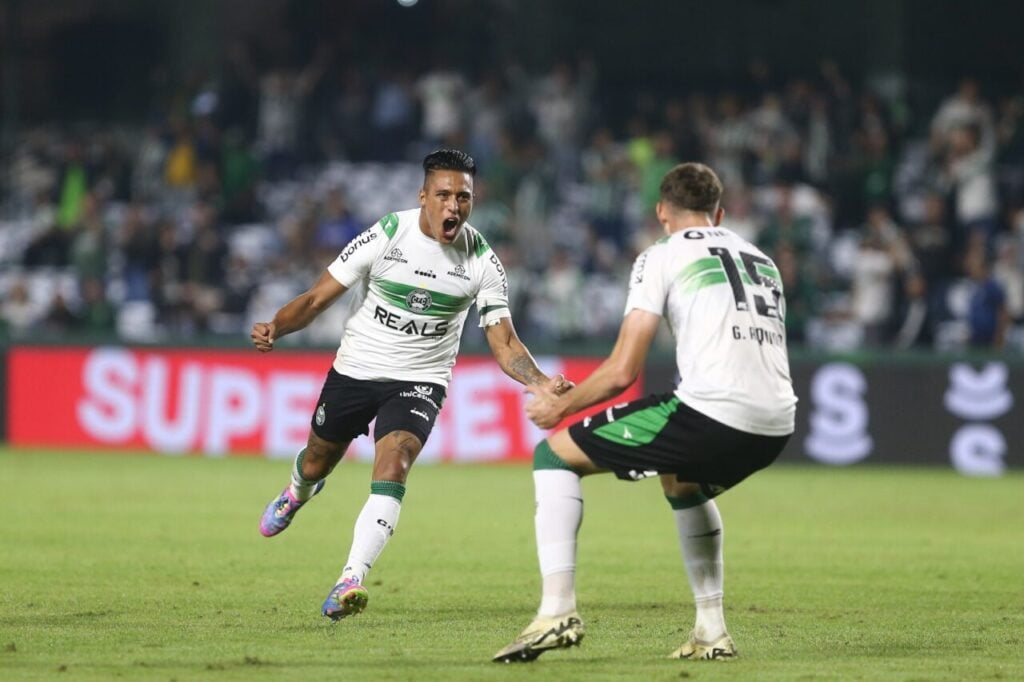 Sebá Gómez comemora gol do Coritiba