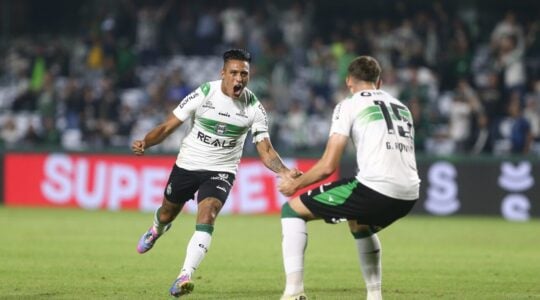 Sebá Gómez comemora gol do Coritiba