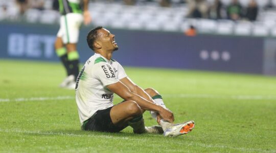 O lateral-direito Alex Silva, do Coritiba