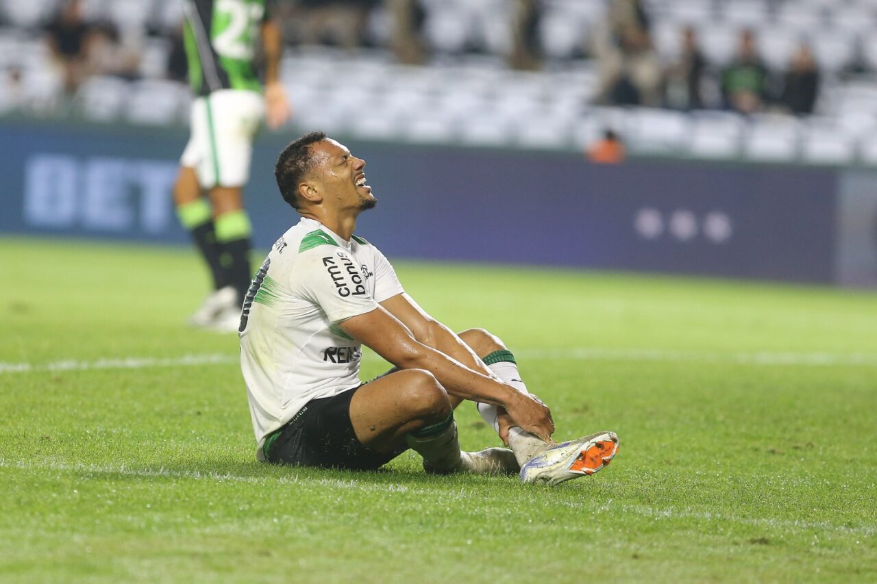 O lateral-direito Alex Silva, do Coritiba