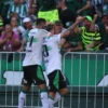 Josué comemora gol do Coritiba no Couto Pereira