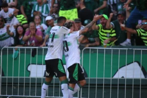 Josué comemora gol do Coritiba no Couto Pereira