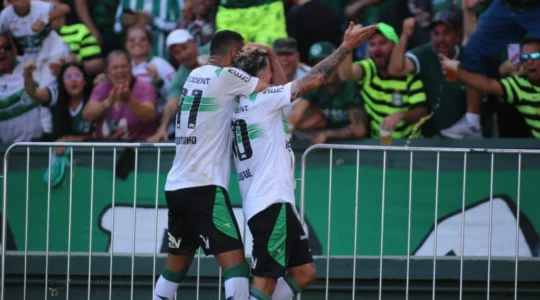 Josué comemora gol do Coritiba no Couto Pereira