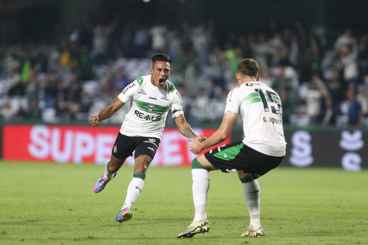 Sebá Gómez comemora gol do Coritiba