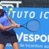 A tenista curitibana Bianca Bronholo em ação no tênis