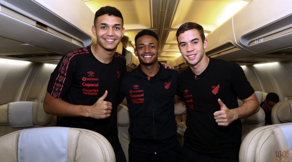 Trio do Athletico na seleção brasileira sub-20: Arthur Dias, Léo Derik e Dudu