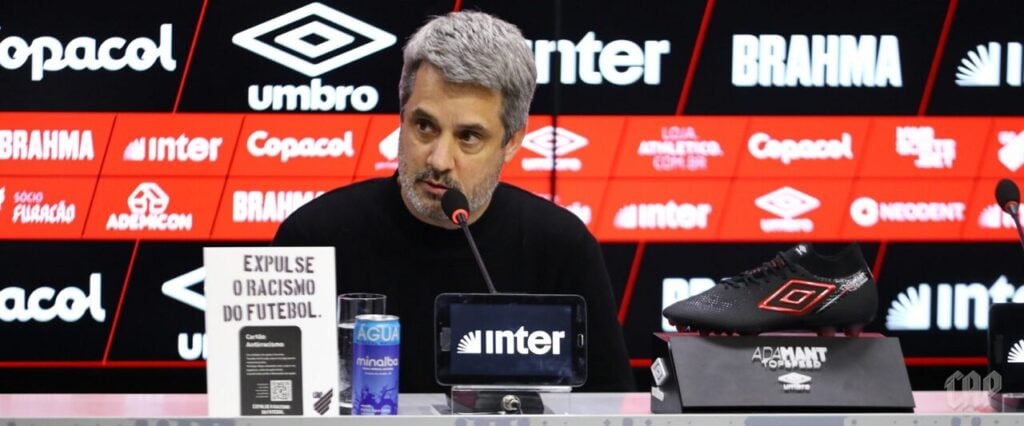 O diretor de futebol do Athletico, Eduardo Freeland