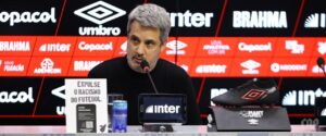 O diretor de futebol do Athletico, Eduardo Freeland