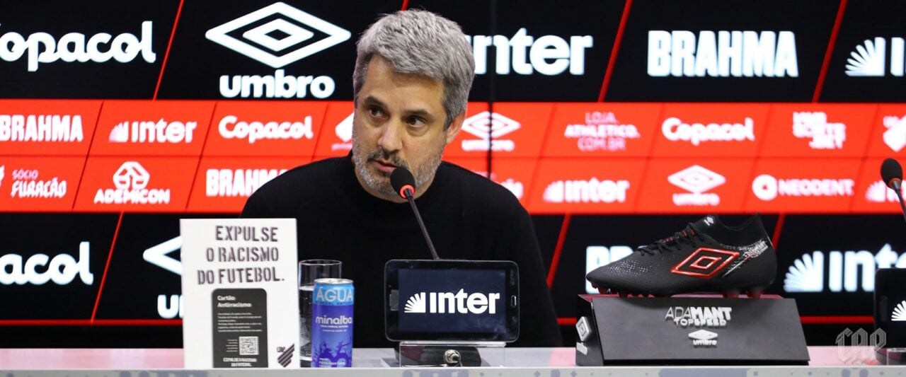 O diretor de futebol do Athletico, Eduardo Freeland