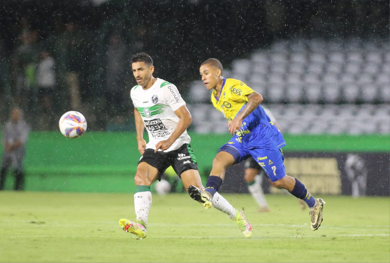 O volante Geovane, do Coritiba