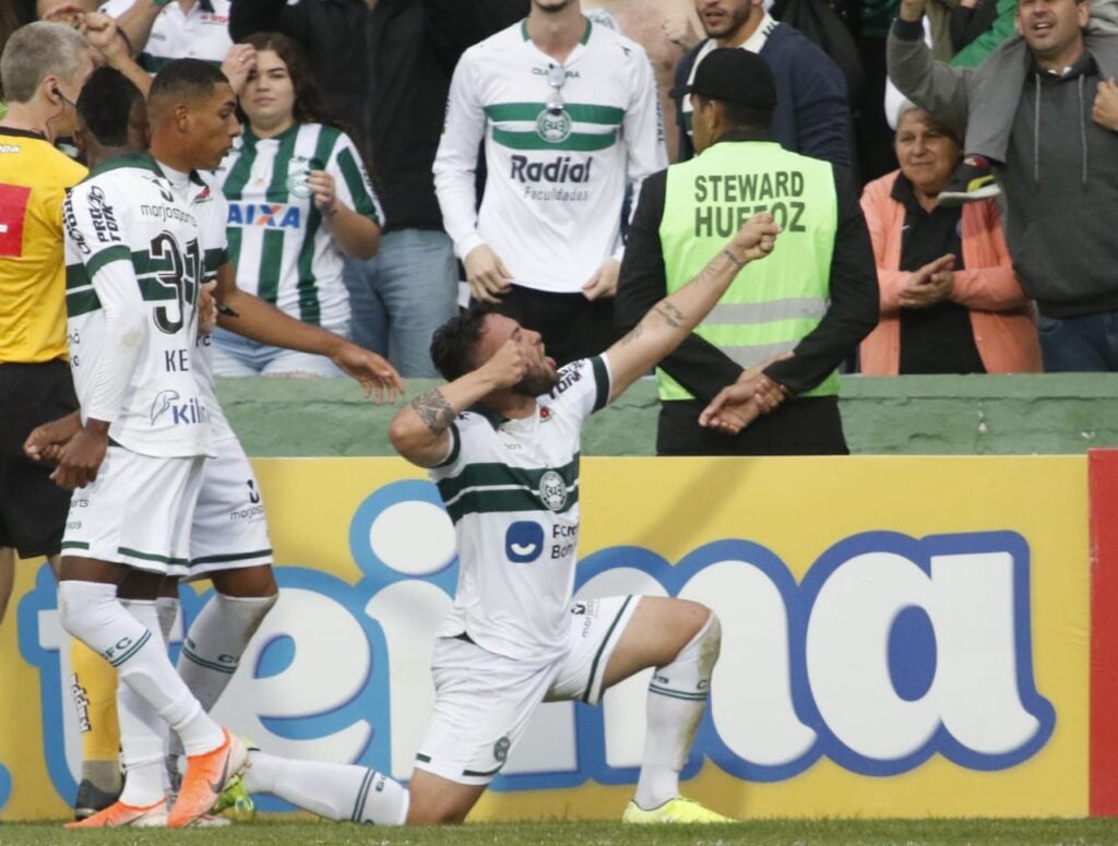 O meia Giovanni comemora gol do Coritiba em 2019