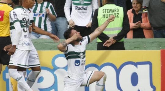 O meia Giovanni comemora gol do Coritiba em 2019