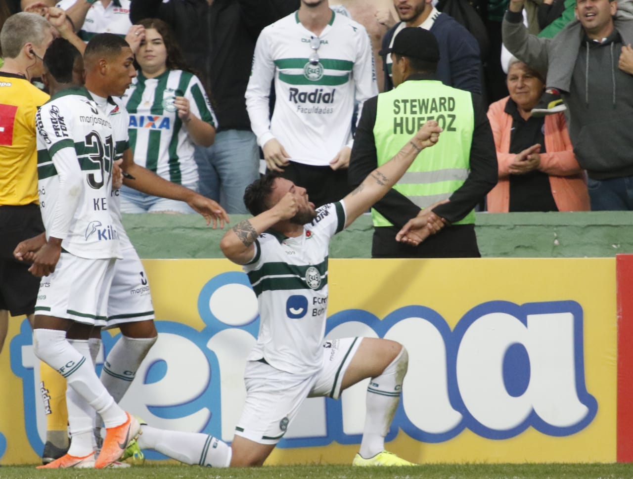 O meia Giovanni comemora gol do Coritiba em 2019
