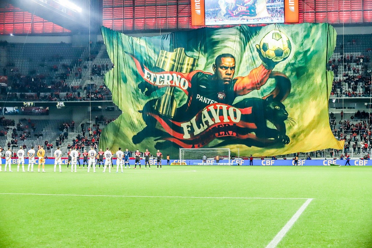 Homenagem ao ex-goleiro Flávio, campeão pelo Athletico