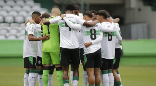 Jogadores do sub-20 do Coritiba no Couto Pereira: Taça FPF