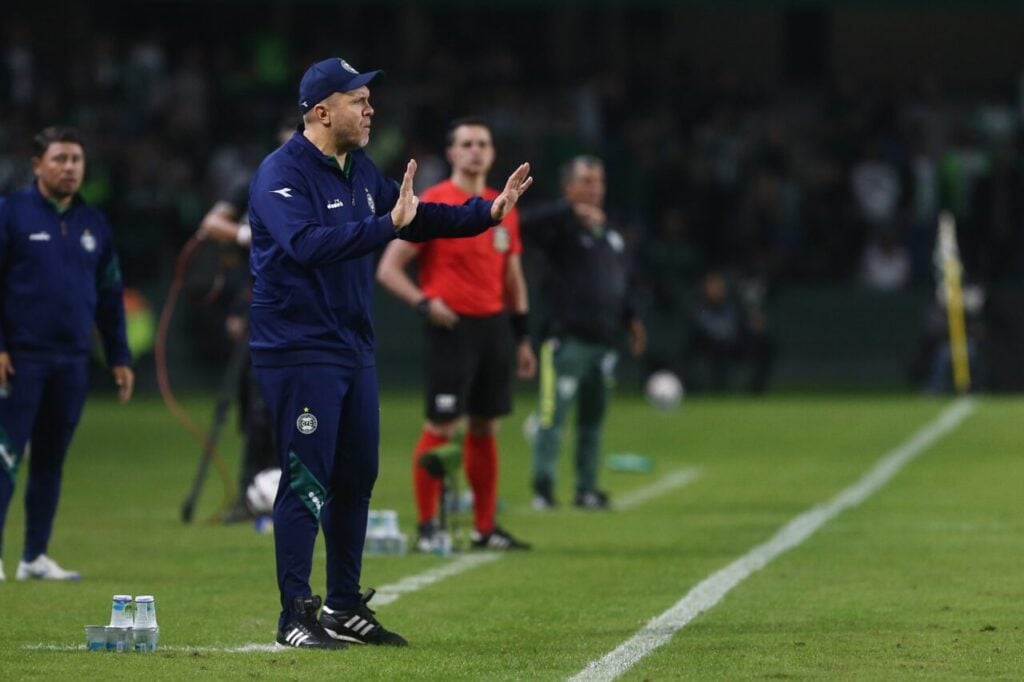 O técnico do Coritiba, Mozart