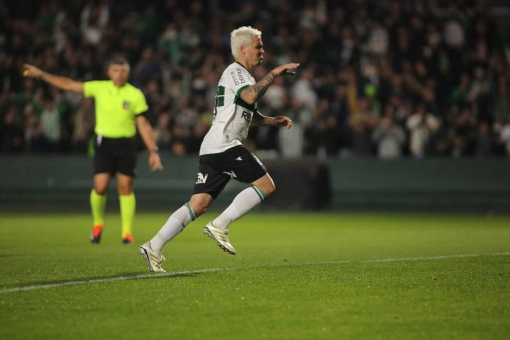 O meia português Josué, do Coritiba