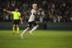 O meia português Josué, do Coritiba