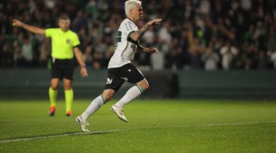 O meia português Josué, do Coritiba