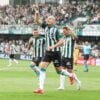 O zagueiro Maicon comemora gol em Coritiba x Amazonas