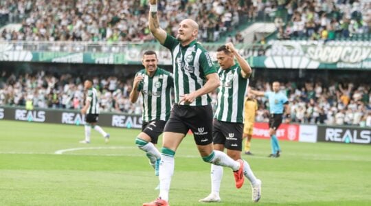 O zagueiro Maicon comemora gol em Coritiba x Amazonas