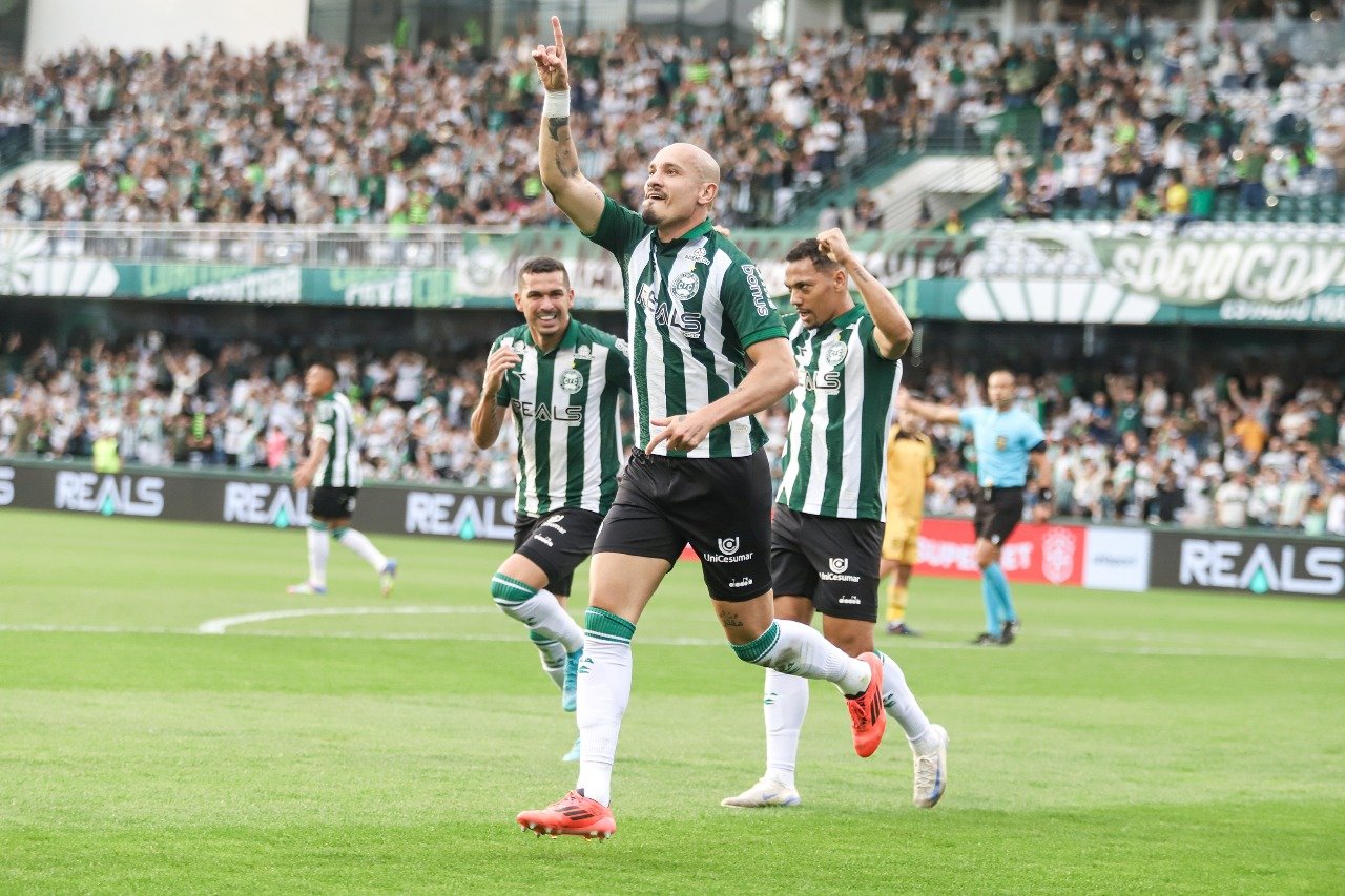 O zagueiro Maicon comemora gol em Coritiba x Amazonas