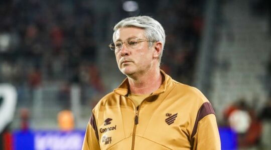 O técnico Odair Hellmann, em Athletico x Goiás na Arena da Baixada