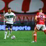 O meia Josué, do Coritiba, enfrenta o CRB