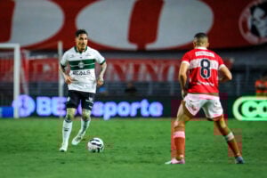 O meia Josué, do Coritiba, enfrenta o CRB