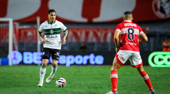 O meia Josué, do Coritiba, enfrenta o CRB