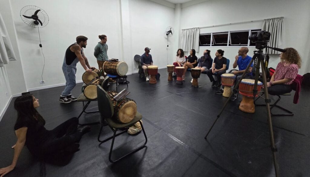 Laboratorio-de-Africanidades-Mandengues-promove-semanalmente-estudos-teoricos-e-praticos-sobre-a-cultura-tradicional-da-Guine-Conacri-pais-do-Oeste-Africano–Cred.-Coletivo-Dunyaben- (2)