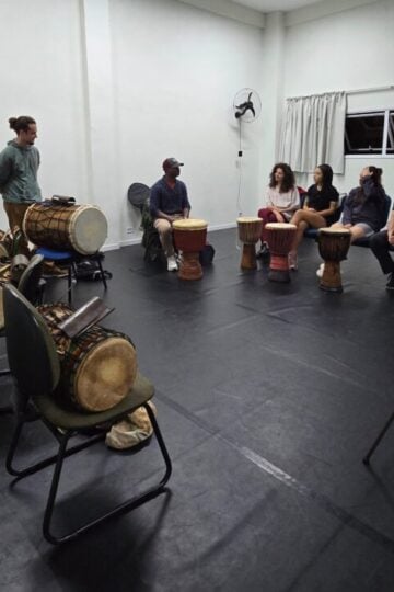 Laboratorio-de-Africanidades-Mandengues-promove-semanalmente-estudos-teoricos-e-praticos-sobre-a-cultura-tradicional-da-Guine-Conacri-pais-do-Oeste-Africano–Cred.-Coletivo-Dunyaben- (2)