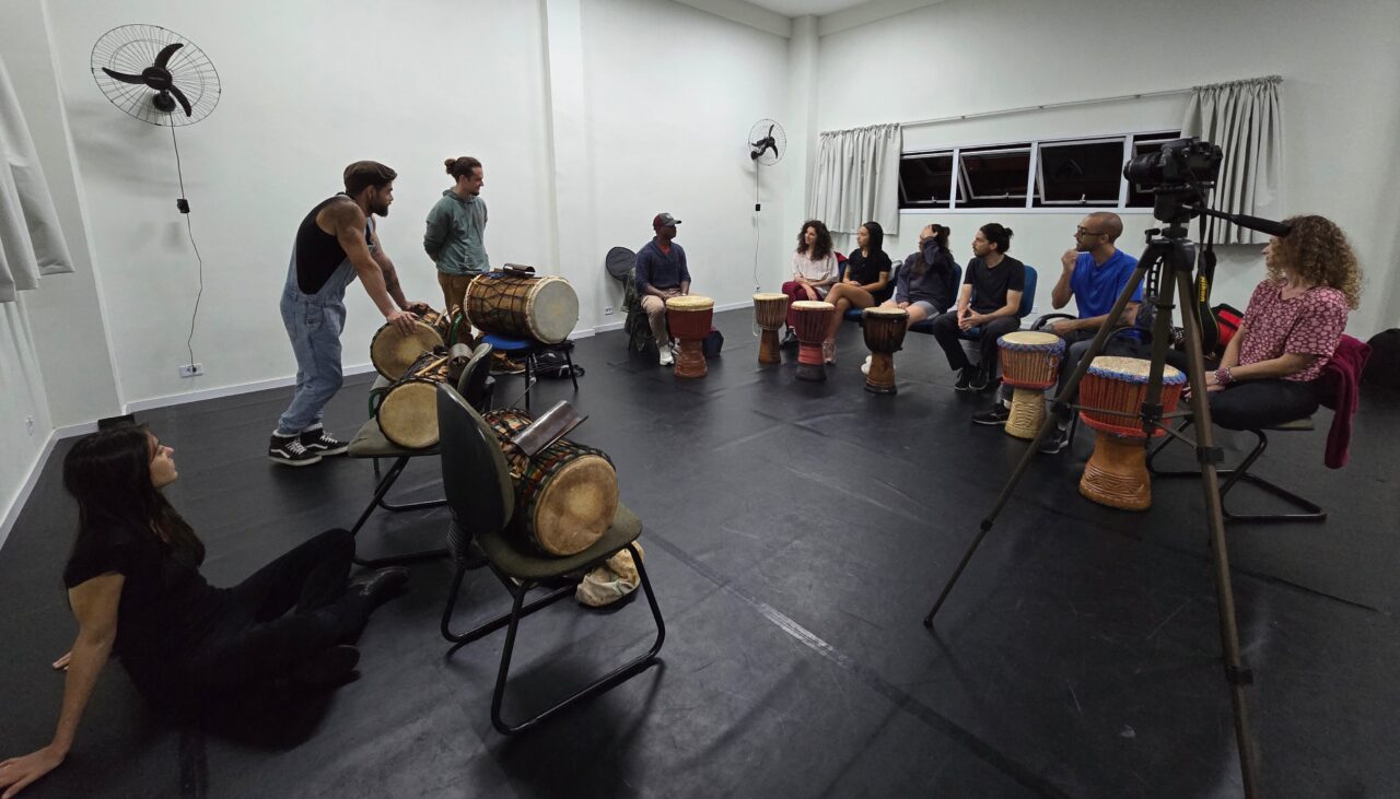 Laboratorio-de-Africanidades-Mandengues-promove-semanalmente-estudos-teoricos-e-praticos-sobre-a-cultura-tradicional-da-Guine-Conacri-pais-do-Oeste-Africano–Cred.-Coletivo-Dunyaben- (2)