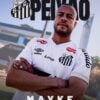 O lateral Mayke, ex-Palmeiras, é apresentado pelo Santos