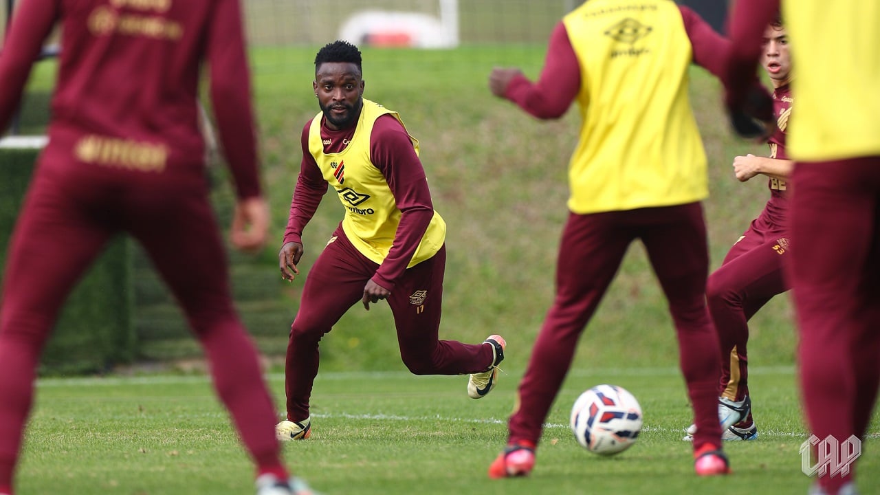 Steven Mendoza em treino do Athletico