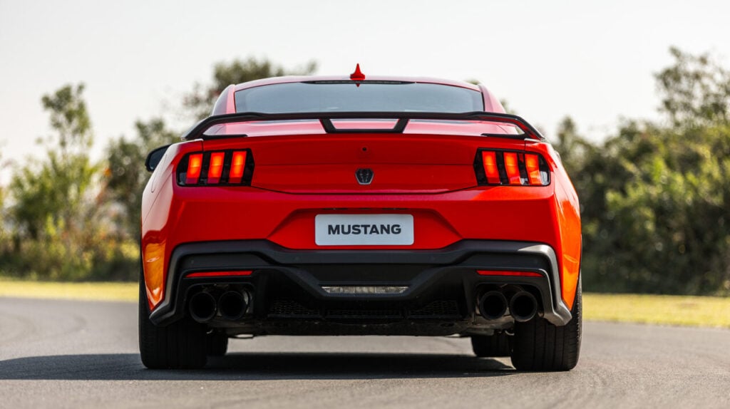 Mustang Dark Horse (7)