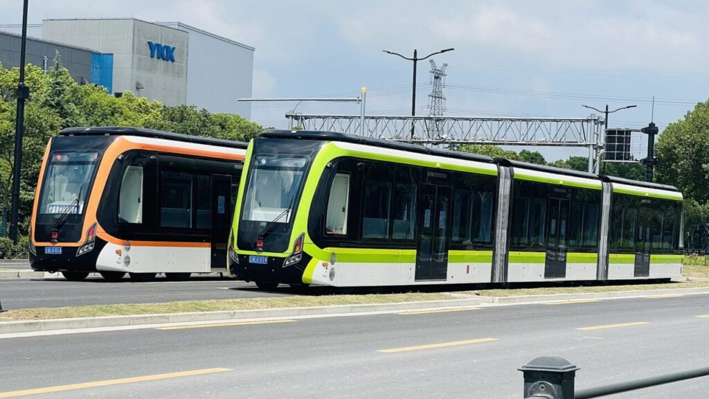 PVG_Lingang_DRT_Trams_14&19_@_Feidu_Road,_2023-09-02