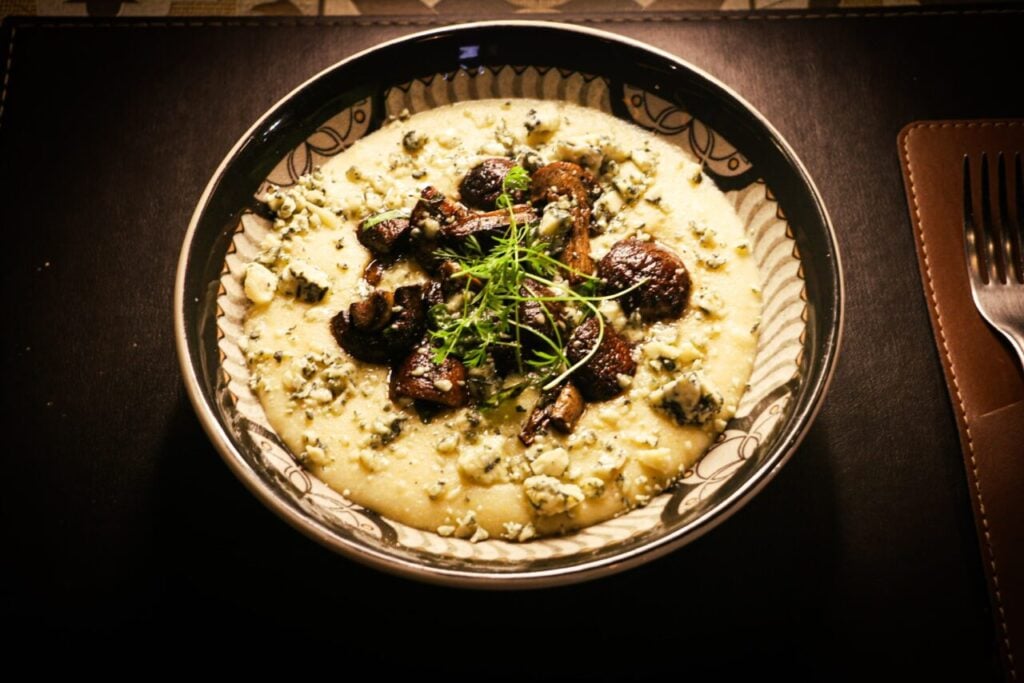 Polenta cremosa com ervas frescas, cogumelos portobello e roquefort – Crédito David Alves 1