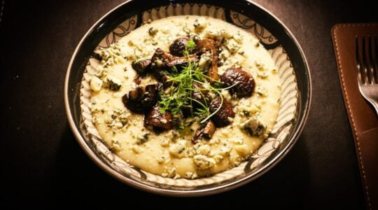 Polenta cremosa com ervas frescas, cogumelos portobello e roquefort – Crédito David Alves 1