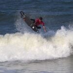 Kauã Carvalho em ação em Guaratuba: surf no Paraná