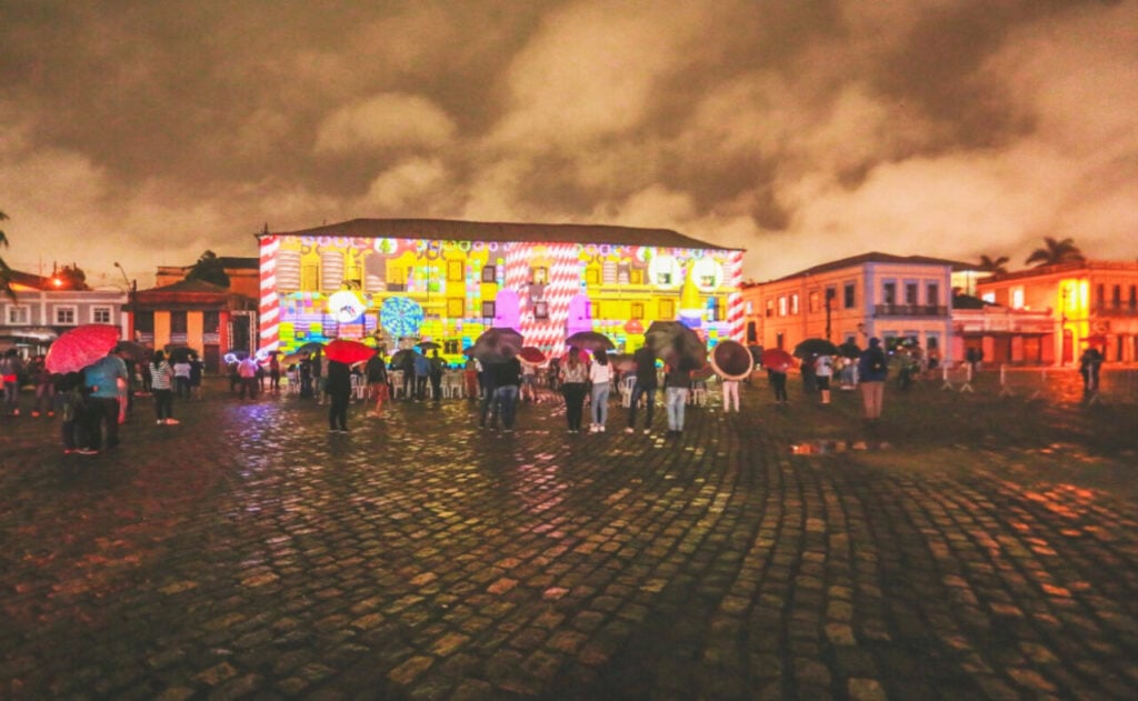 Unindo tecnologia, teatro e música, o espetáculo de projeção _Coração de São João_ será apresentado nas paredes do MAE – Museu de Arqueologia e Etnologia UFPR (Créd. Parnaxx)