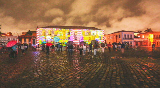 Unindo tecnologia, teatro e música, o espetáculo de projeção _Coração de São João_ será apresentado nas paredes do MAE – Museu de Arqueologia e Etnologia UFPR (Créd. Parnaxx)