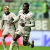 O atacante colombiano Kevin Viveros, do Athletico Paranaense, contra o América-MG