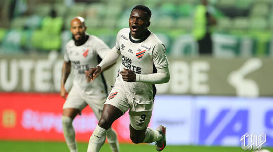 O atacante colombiano Kevin Viveros, do Athletico Paranaense, contra o América-MG