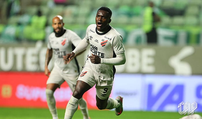 O atacante colombiano Kevin Viveros, do Athletico Paranaense, contra o América-MG