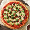 deliciosa-pizza-na-mesa-de-madeira-com-ingredientes