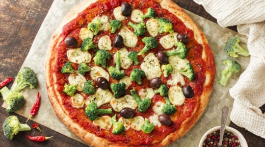 deliciosa-pizza-na-mesa-de-madeira-com-ingredientes