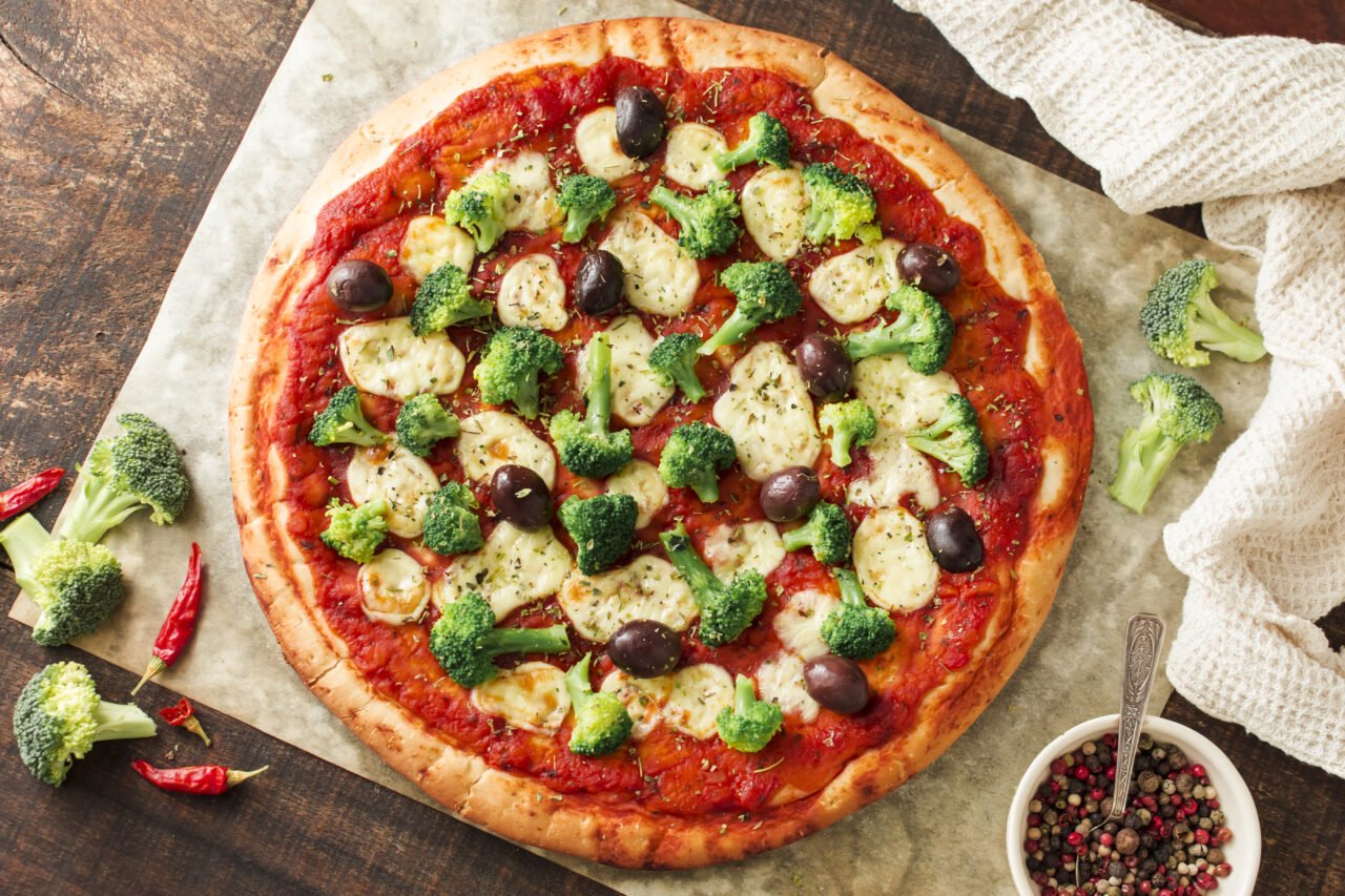 deliciosa-pizza-na-mesa-de-madeira-com-ingredientes